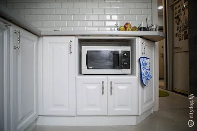 8 вариантов, куда поставить микроволновку на маленькой кухне до 6 кв.м |  СЕКРЕТЫ КУХНИ | Дзен