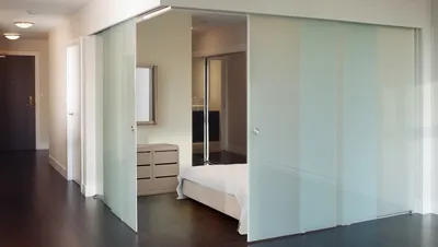 Стеклянные перегородки в квартиру ᐈ Перегородки для зонирования комнаты