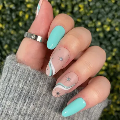 🍀 Mint nails are great if you want something sophisticated and elegant.  Adding some rhinestones on your nails will upgrade this Mint… | Instagram