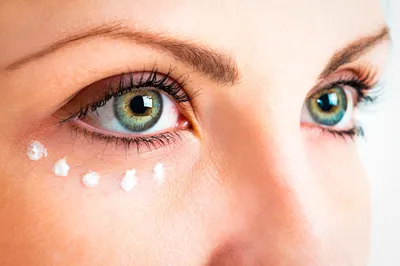 Морщины под глазами: как убрать в домашних условиях и у косметолога