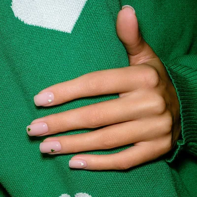 Новогодний маникюр в стиле минимализм: 15 модных дизайнов для ногтей любой  длины | theGirl
