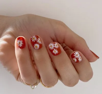 27 праздничных дизайнов маникюра с изюминкой на короткие ногти, украсят в  любом возрасте | KPIZ.ru
