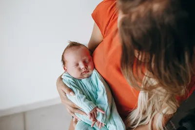 Цветущие щечки: что делать с прыщиками-акне у новорожденных | PARENTS