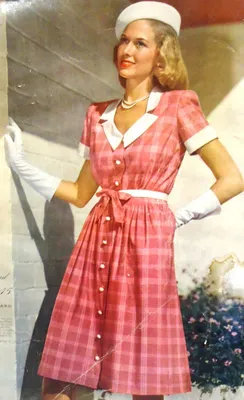 Более 40 моделей женской одежды было представлено на показе мод 1945 года в  Петербурге - ТАСС