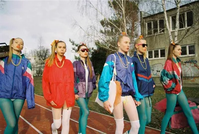 Модные приметы 90-х — джинса, одежда кислотного цвета и челки домиком »  BigPicture.ru