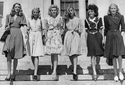 Мода на платья 40х годов в фото, фасонах и расцветках | Матросский стиль,  Фасон платья, Платья