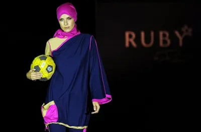 Исламская мода в России: Мусульманка ответила на антироссийские санкции  платьем с портретом Путина - KP.RU