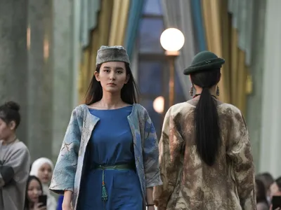 Неделя Моды в Кыргызстане - Fashionweek Kyrgyzstan - KYRGYZSTAN FASHION  WEEK A model presents a creation by Kyrgyz designer Ayday Asangulova at the  Bishkek Fashion Week Fall 2018, in Bishkek, Kyrgyzstan, 13