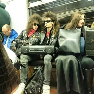 Мода Московского Метро / Moscow Metro Fashion - Начихайте на осенний  кашель, простуду и бубонную чуму примерив винтажный образ Чумного доктора.  Классический силуэт от лучших средневековых кутюрье внушит бациллам ужас, а  попутчикам —