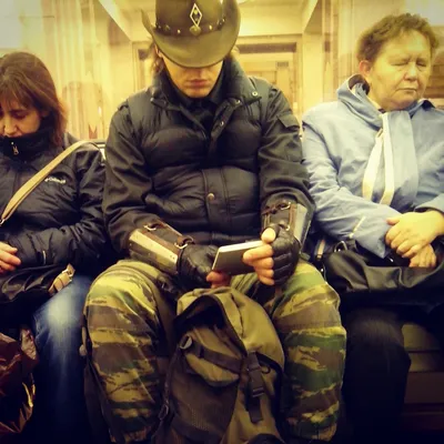 Пассажир новосибирского метро прикрепил к одежде десятки защитных масок