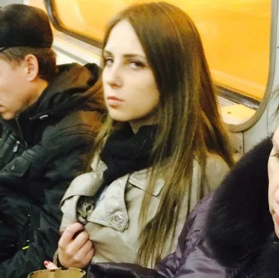 Молодая женщина моды Flirting в метро Стоковое Фото - изображение  насчитывающей бобра, шикарно: 79598532