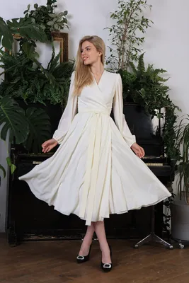 Купить летящее Платье с запахом из шифона миди (Айвори) в Москве в салоне  платьев по выгодной цене