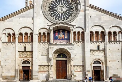 A Day Trip to Modena - Lions in the Piazza