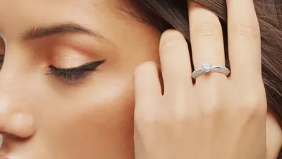 Золотое кольцо с бриллиантами | Модные кольца, Бриллианты, Небольшие кольца