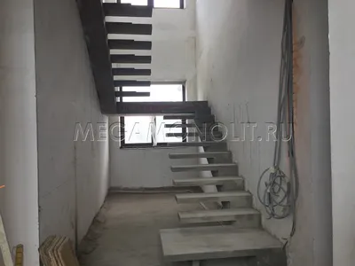 Монолитные бетонные лестницы на второй этаж частного дома в Москве и МО.  Изготовление и монтаж