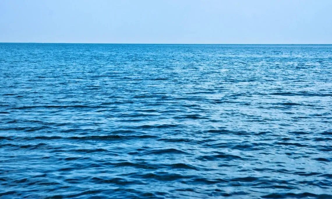 Гибнущее море. Глубокое синее море. В синем море в белой. Глубокое синее море картинки.
