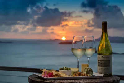 Шампанское молодых пар выпивая на предпосылке голубого моря, крупном плане.  Свадебная концепция на пляже :: Стоковая фотография :: Pixel-Shot Studio