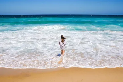 Пляж море красивые молодые люди …» — создано в Шедевруме
