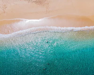 Индийские люди моделируют набег на песке на пляже в фоновом режиме с видом  на море Красивые и уверен, что люди На открытом воздух Стоковое Изображение  - изображение насчитывающей бежать, горяче: 199994467