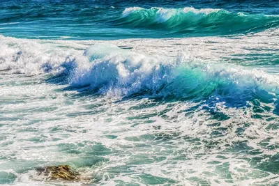 Волны моря, прибой Утесы и скалы черное море Стоковое Фото - изображение  насчитывающей море, прибой: 126659530