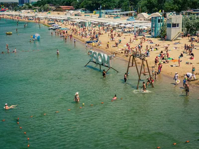 На пляжах Анапы много отдыхающих, люди загорают даже стоя в воде: видео от  туристов - 5 июля 2023 - V1.ру