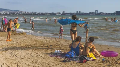 В Анапе закрыли пляжи из-за шторма — РБК