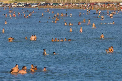 Море по брони. Власти Азербайджана открыли пляжный сезон, но с оговорками