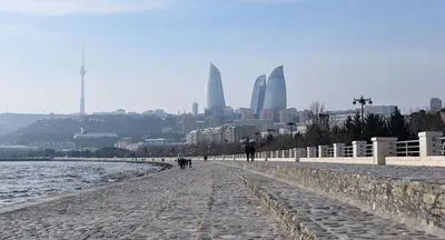 Заход солнца на береге моря пляжа с утесами и бурными волнами, красивым  Seascape на Каспийском море Absheron, Азербайджане Novkha Стоковое Фото -  изображение насчитывающей сумрак, затишье: 90220680