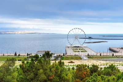 Красивый вид на море в Баку Азербайджане Редакционное Стоковое Фото -  изображение насчитывающей городск, прикаспийско: 142541583