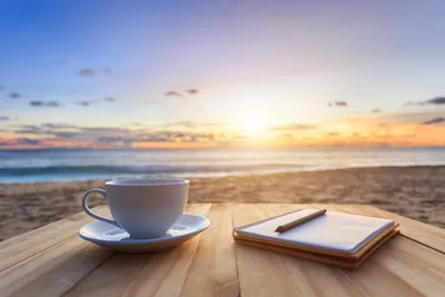 Диетолог - Чашка кофе дома и чашка кофе на берегу моря -... | Facebook