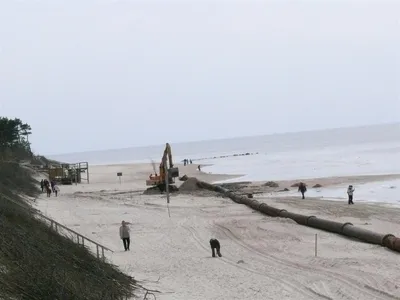 Palanga, Литва - 3-ье августа: Люди ослабляют на песчаном пляже Балтийского моря  Морской курорт на теплом летнем дне на Балтийско Редакционное Фотография -  изображение насчитывающей европа, балюстрад: 150461192