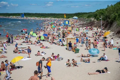 Люди Наслаждаются Солнечным Летним Днем На Пляже В Литве Знаменитого  Курорта Паланга — стоковые фотографии и другие картинки Балтийское море -  iStock