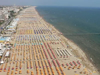 Пляж в Адриатическом море в Римини Стоковое Изображение - изображение  насчитывающей каникула, волна: 118088567