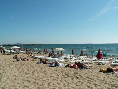 Крупнейший курортный пляж на Черном море в Румынии открыли после карантина  – видео
