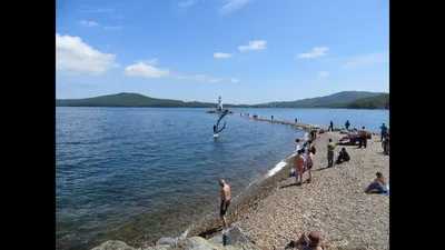 Во Владивостоке автобус-амфибия ныряет в море возле Токаревского маяка