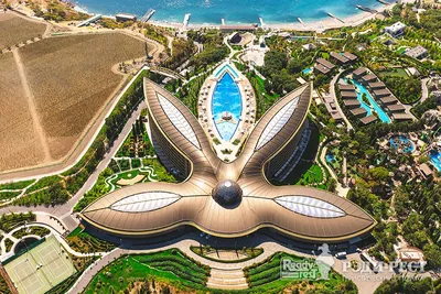 Mriya Resort. Гигантский цветок у моря