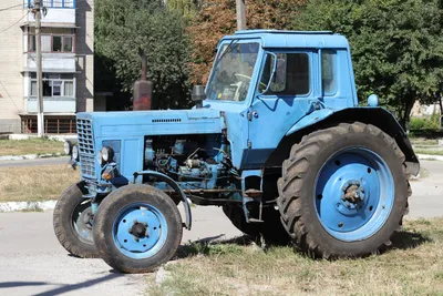 File:MTZ-80 tractor 2011 G1.jpg - Wikimedia Commons