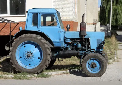 File:MTZ-80 tractor 2011 G3.jpg - Wikimedia Commons