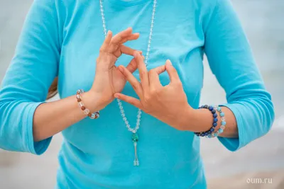 YogaPoint Kazakhstan on Instagram: \"Апаан Мудра и Вайю Мудра вместе  образуют Апаанваю Мудру 🤌 Поместите кончик указательного пальца у  основания большого пальца, коснитесь кончиком среднего пальца и безымянным  пальцем кончика большого пальца