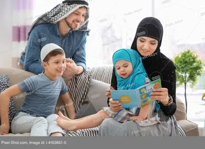 Мусульманская Семья Пятью Детьми Празднует Иде Мубарак Векторное  изображение ©hermandesign2015@gmail.com 256760264