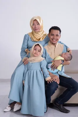 Портрет счастливой мусульманской семьи дома :: Стоковая фотография ::  Pixel-Shot Studio