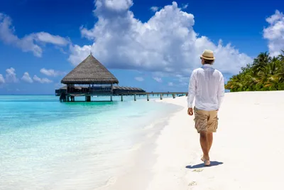 Мужчина тянет девушку пешком на пляж Стоковое Фото - изображение  насчитывающей пары, тропики: 160346500