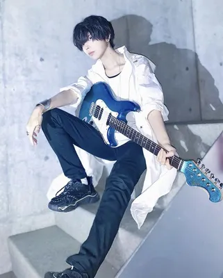 Красивый мужчина с гитарой на сцене :: Стоковая фотография :: Pixel-Shot  Studio