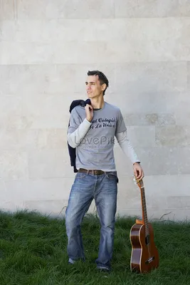 Мужчина с гитарой стоковое изображение. изображение насчитывающей  изолировано - 197156827