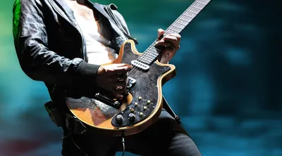 Мужчина играет на гитаре на фотографии в оттенках серого · Бесплатные  стоковые фото