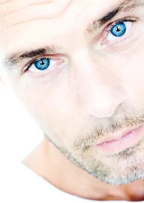 Голубые глаза у мужчины