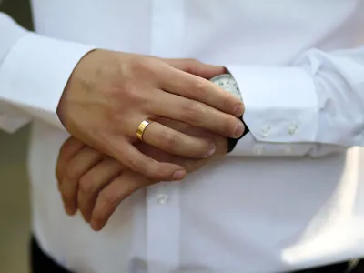 Мужская рука с обручальным кольцом фото фото