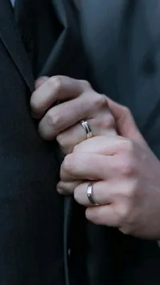 мужские руки с обручальными кольцами | Фотографии обручальных колец, Обручальные  кольца, Кольца