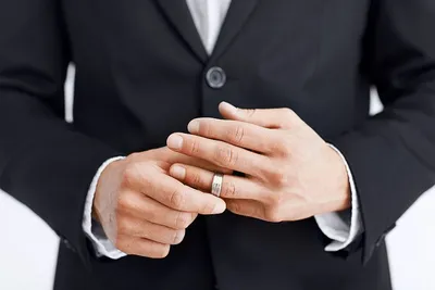 На какой руке носят обручальное кольцо мужчины и женщины – левой или правой  | А также помолвочные, венчальные и непорочные – фото | Залог Успеха