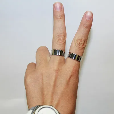 Мужская рука держит женскую руку с обручальным кольцом на пальце. Стоковое  Изображение - изображение насчитывающей рука, золото: 267772451